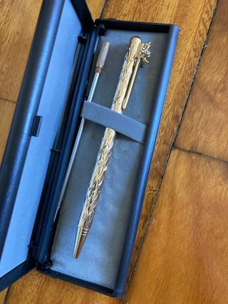 Bolígrafo dorado con clip de angelito