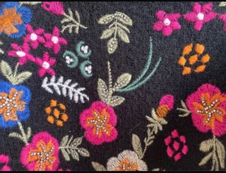 Jersey negro con bordados florales