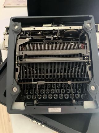 Máquina de escribir Olympia con maleta