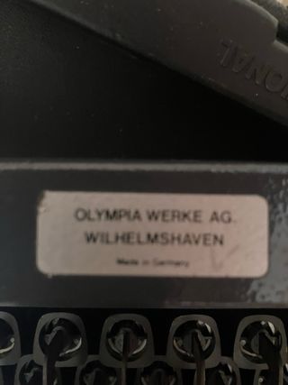 Máquina de escribir Olympia con maleta