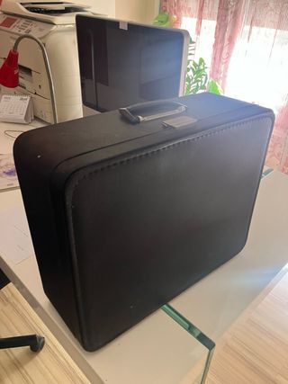 Máquina de escribir Olympia con maleta