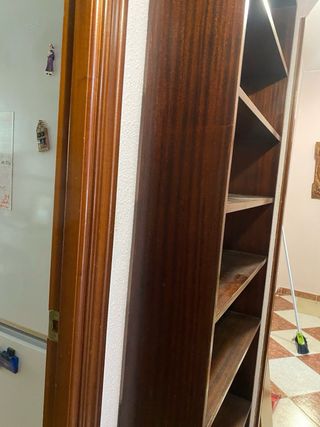 Estantería de madera marrón