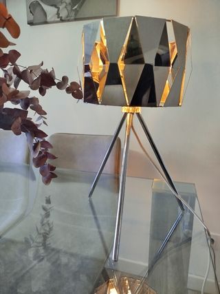 Lámpara de mesa moderna geométrica