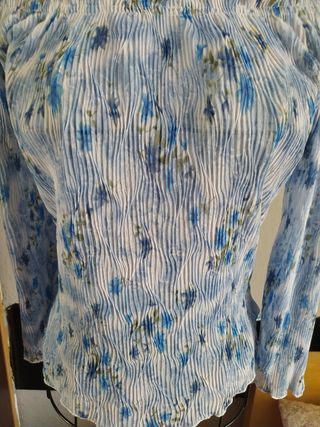 Camiseta plisada floral manga larga