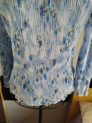 Camiseta plisada floral manga larga