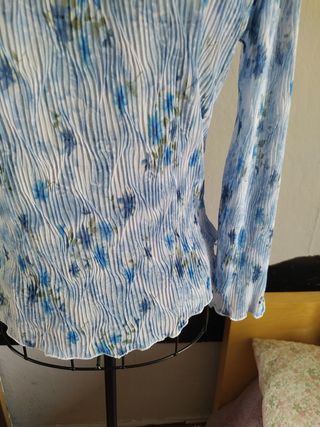 Camiseta plisada floral manga larga