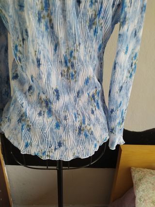 Camiseta plisada floral manga larga