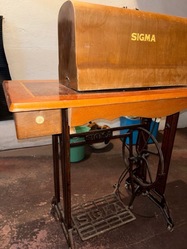 Máquina de coser Sigma antigua