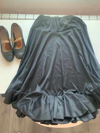 Falda de ensayo y zapatos para niña