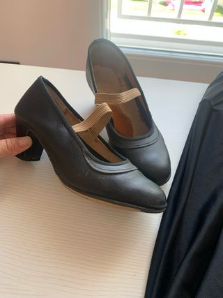 Falda de ensayo y zapatos para niña