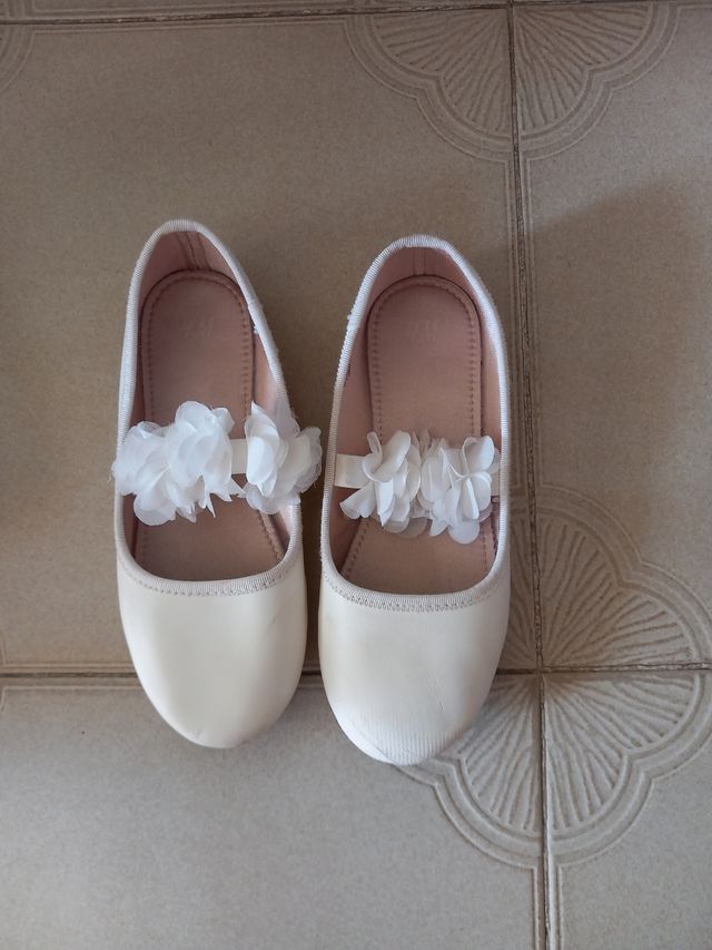 Zapatos de niña blancos con flores