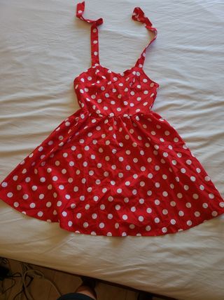 Vestido rojo con lunares blancos