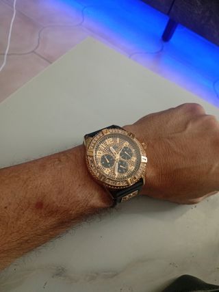 Reloj Guess Dorado con Bisel de Cristal, 