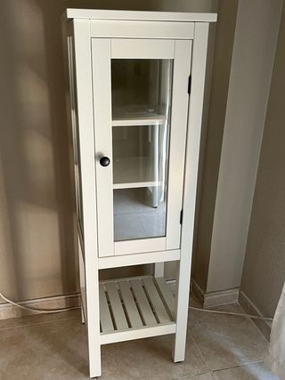 Vitrina blanca con puerta de cristal