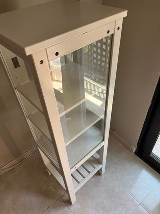 Vitrina blanca con puerta de cristal