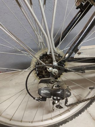 Bicicleta Urbana Negra con Cesta