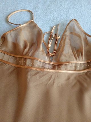 Conjunto de lencería: bata, camisón y tanga