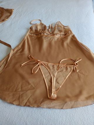 Conjunto de lencería: bata, camisón y tanga