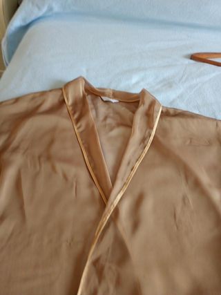 Conjunto de lencería: bata, camisón y tanga