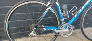 Bicicleta de carretera azul SPEEDROM
