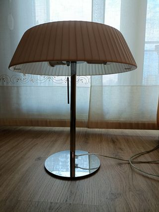 Lámpara de mesa baja moderna