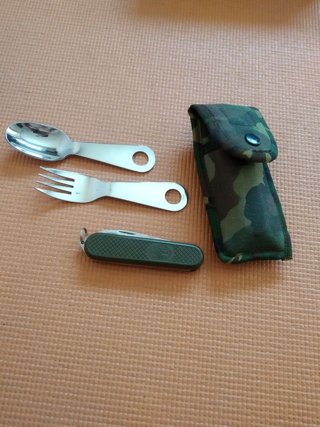 Navaja militar multiusos con cubiertos