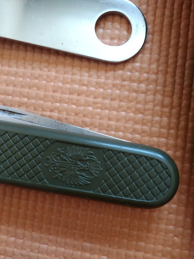 Navaja militar multiusos con cubiertos