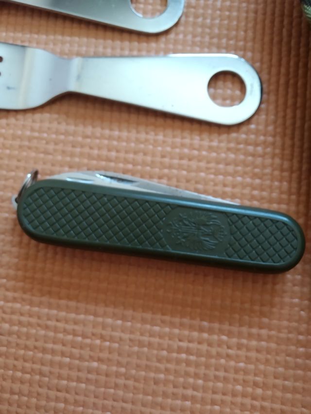 Navaja militar multiusos con cubiertos