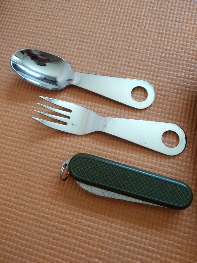 Navaja militar multiusos con cubiertos