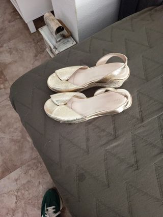 Zapatos dorados mujer