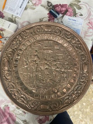 Antigua bandeja de cobre con relieve