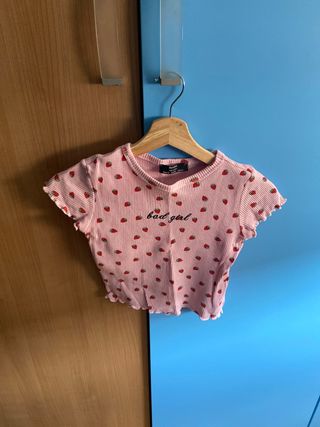 Camiseta rosa con fresas