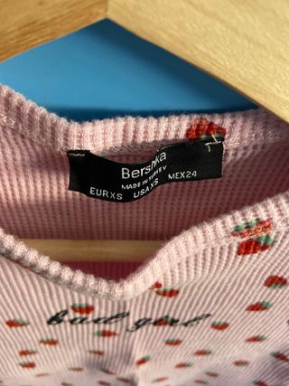 Camiseta rosa con fresas
