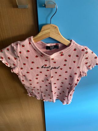 Camiseta rosa con fresas
