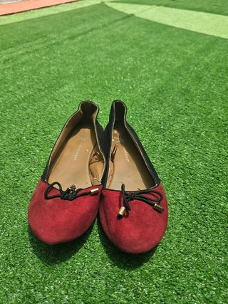 Zapatos planos rojos y negros