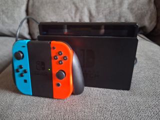Nintendo Switch con mando azul y naranja