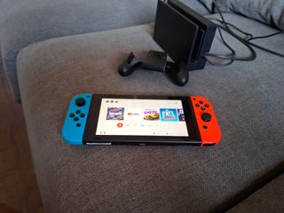 Nintendo Switch con mando azul y naranja