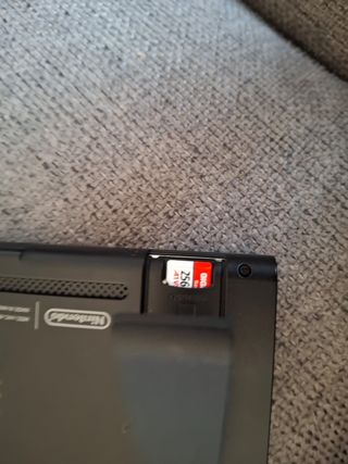 Nintendo Switch con mando azul y naranja