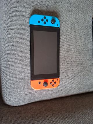 Nintendo Switch con mando azul y naranja