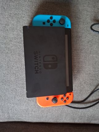 Nintendo Switch con mando azul y naranja