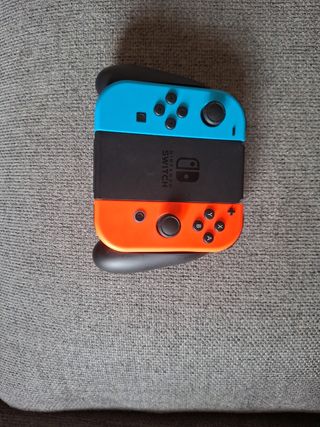 Nintendo Switch con mando azul y naranja