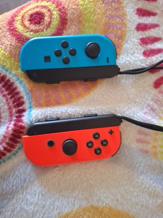 Nintendo Switch con mando azul y naranja