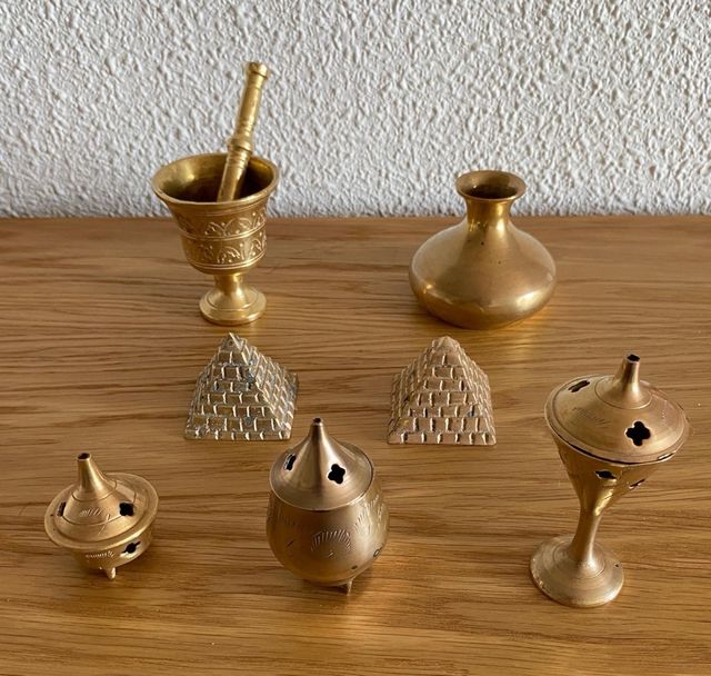 Pequeñas piezas decorativas de bronce