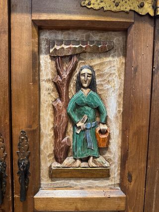 Mueble rústico tallado madera maciza