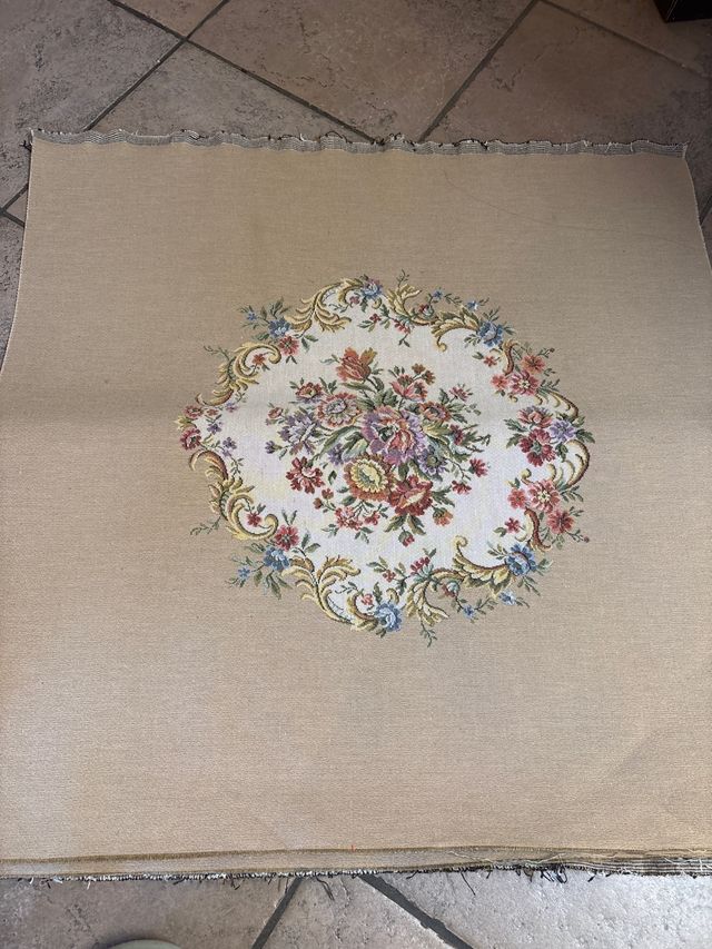 Tessuto broccato beige con fiori