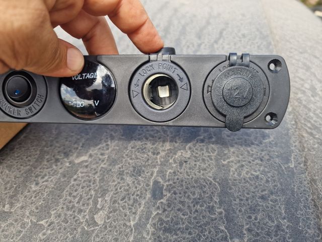 Panel 3 Conectores 12V + Voltímetro