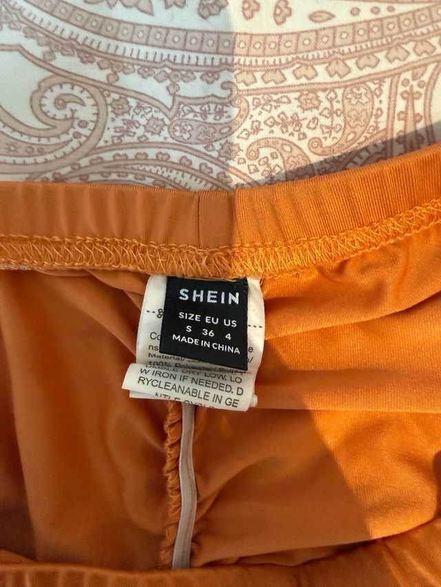 Vestido de banda naranja