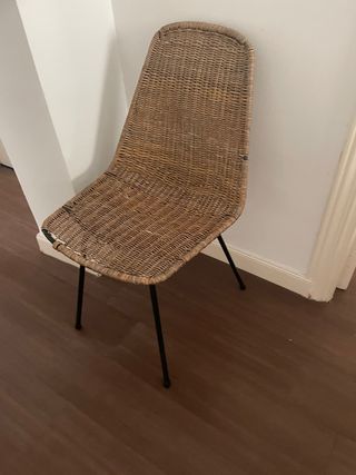 Silla de mimbre con patas de metal