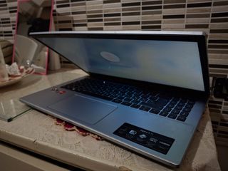 Acer aspire 3 
16 gb ram
1tb ram
Ryzen 7 5700u