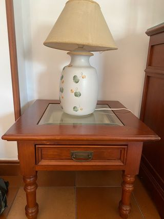 Mesa auxiliar de madera con cristal